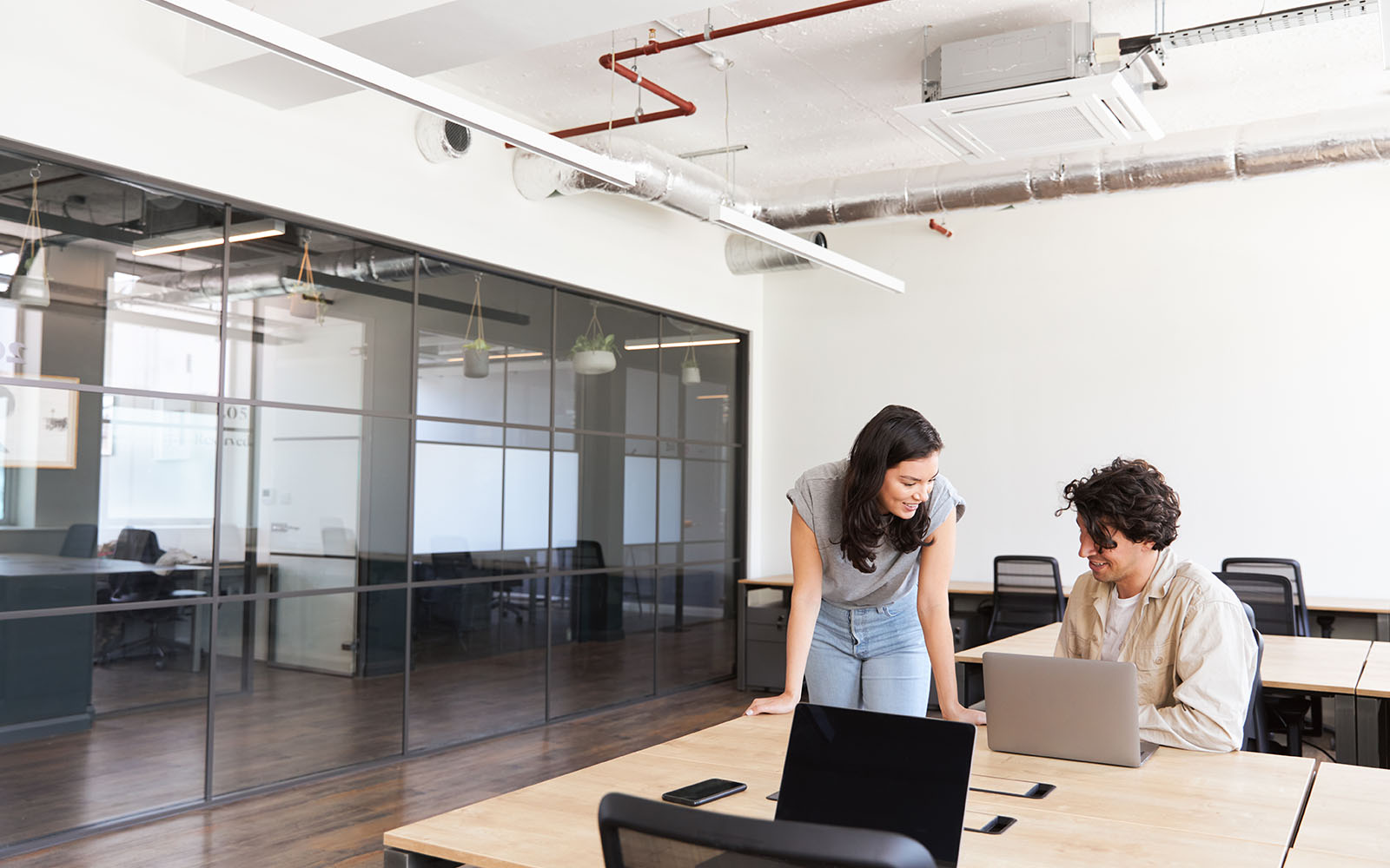 Modernes Büro mit Decken-Klimaanlage — produktive Arbeitsumgebung