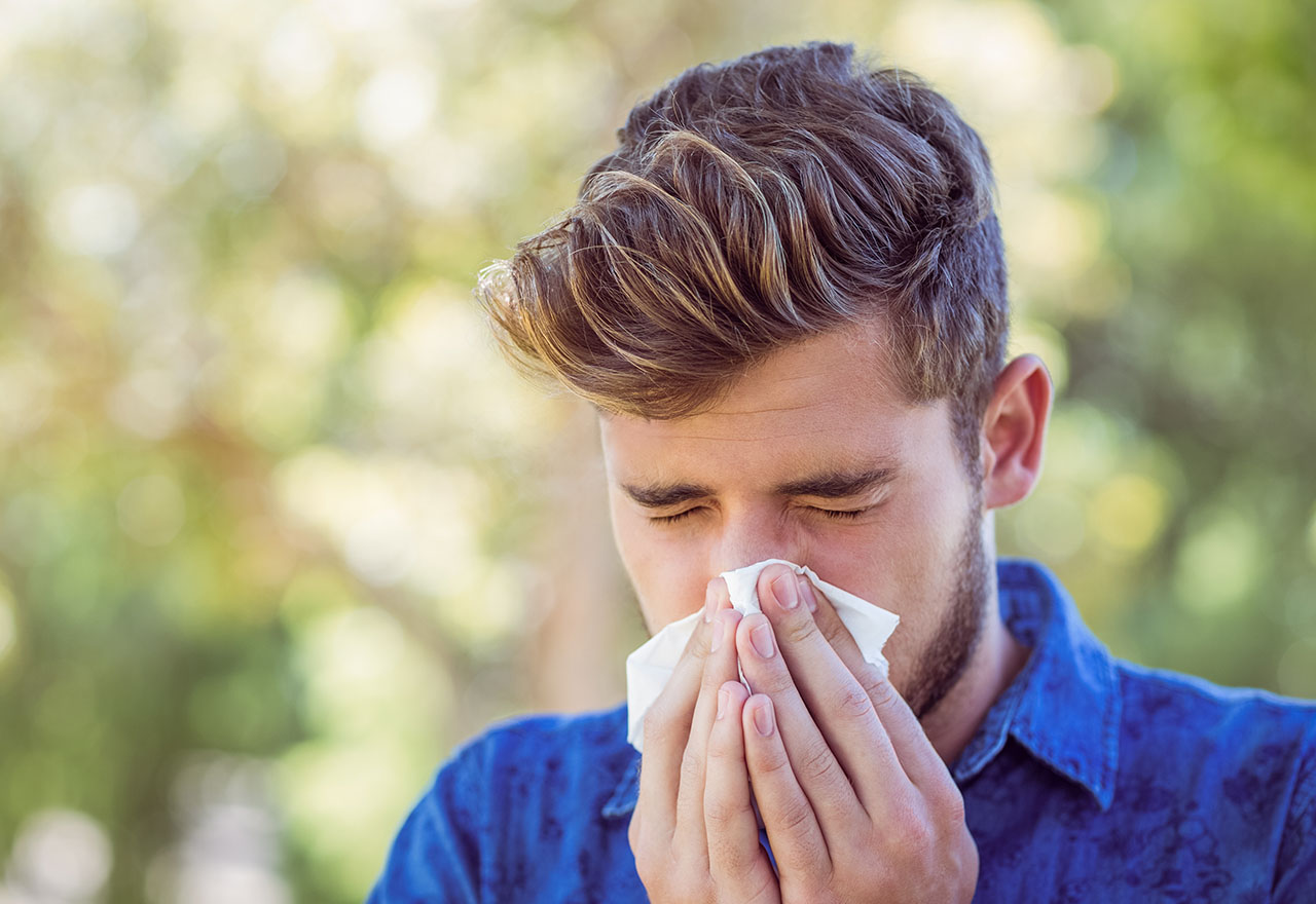 Mann mit Taschentuch — Pollenallergie im Sommer, draußen unangenehm