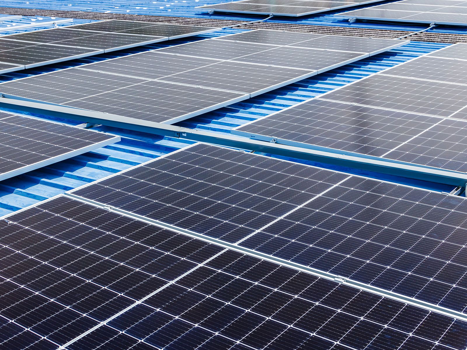 Solar-PV-Module auf gewerblichem Flachdach — Eigenstrom für Klimaanlagen-Betrieb